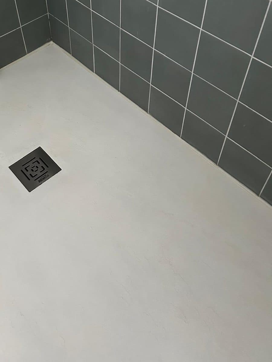 Receveur de douche blanc et carrelage vert de gris, joints propres