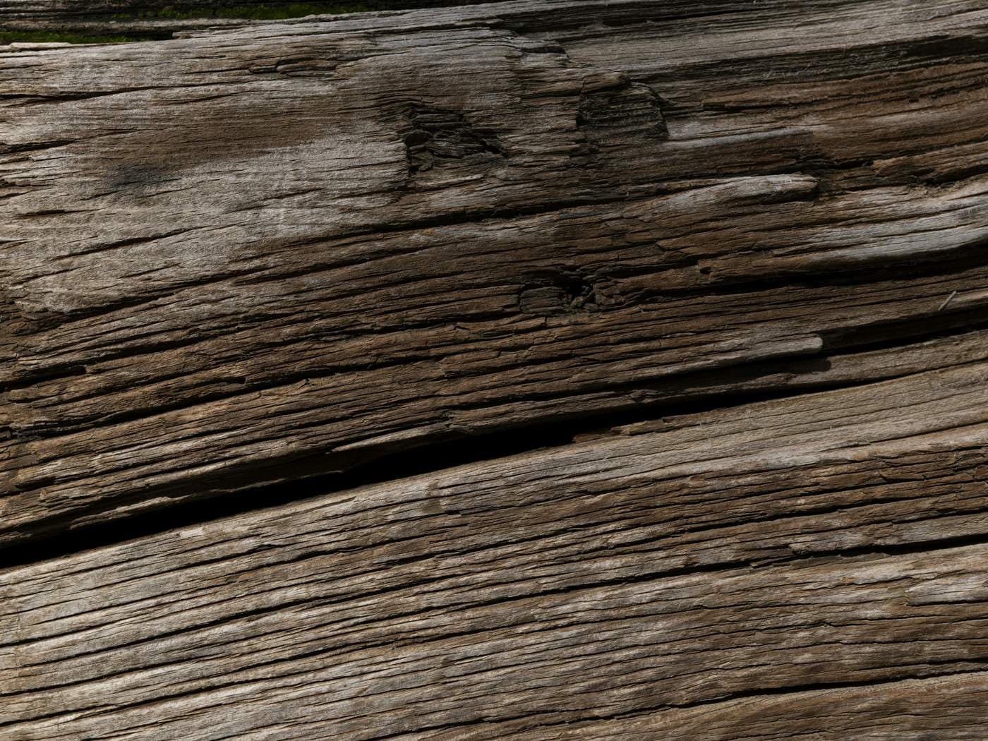 Gros plan d'une poutre en bois à la texture usée et craquelée
