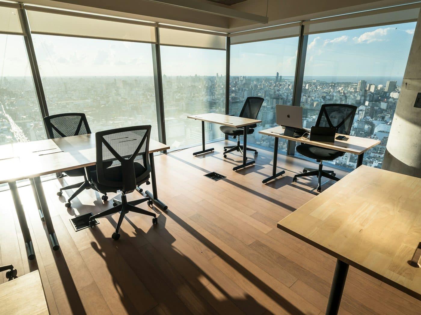 Bureaux vides avec vue panoramique sur la ville