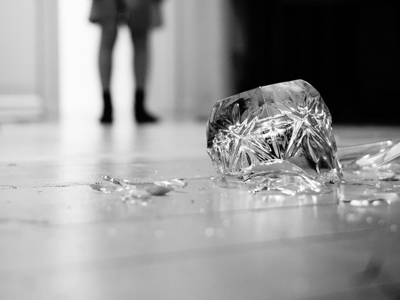 Éclat de verre brisé au sol dans une pièce sobre